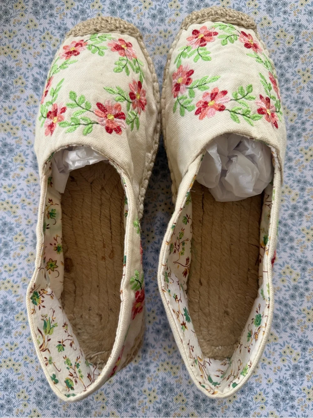 Floral patterned espadrilles flats.